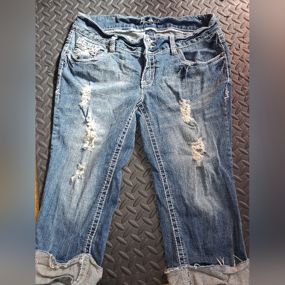 AMETHYST Distressed Cropped Jeans in Medium Blue